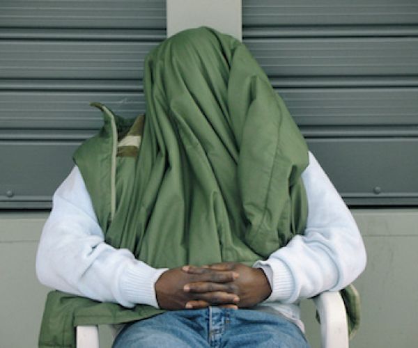 450 migranti, una stazione e una città