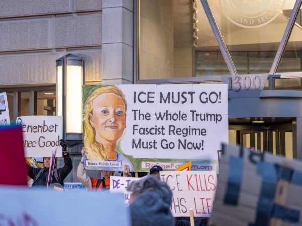 L’America di Renée Nicole Good: paura, coraggio e resistenza al nuovo fascismo