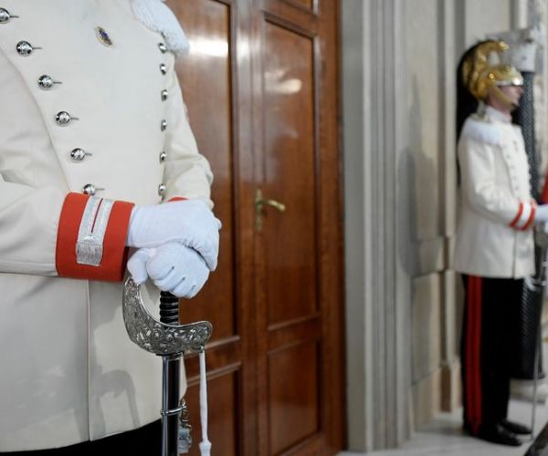 Sulla crisi politica. Meglio un maggiordomo o un cameriere?