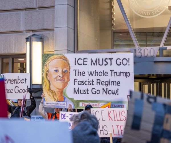 L’America di Renée Nicole Good: paura, coraggio e resistenza al nuovo fascismo