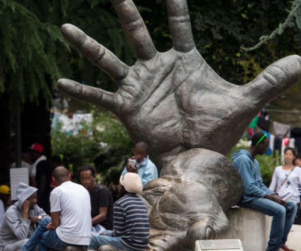 Como, due preti, i poveri e una città