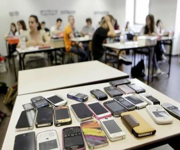 Per una lettura critica della circolare sul divieto dei cellulari  