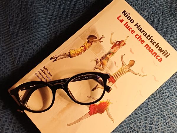 La luce che manca. Epica e tragedia in un romanzo di Nino Haratischwili