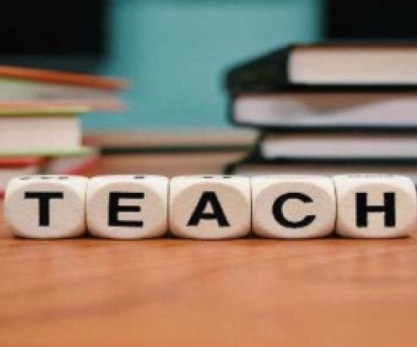 Dividere e organizzare. Riflessioni sull’assunzione e sulla carriera dei docenti