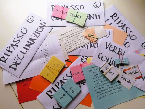 Ripassiamo il latino? Resoconto di un esperimento di didattica a stazioni.