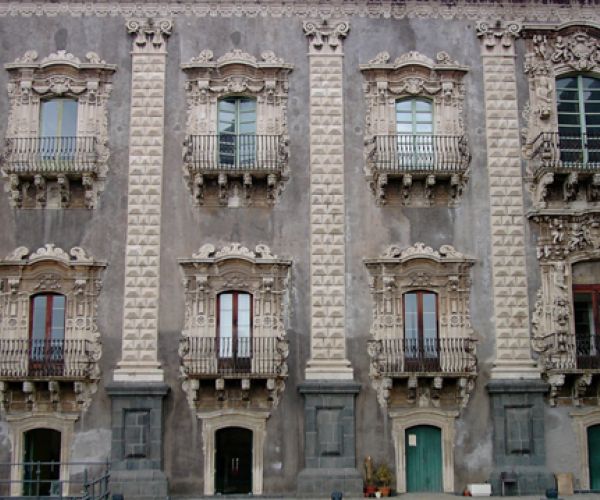 Tra restauri e conversioni: storia e politica negli spazi de I viceré