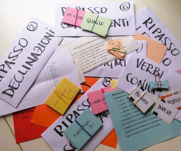 Ripassiamo il latino? Resoconto di un esperimento di didattica a stazioni.