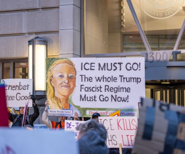 L’America di Renée Nicole Good: paura, coraggio e resistenza al nuovo fascismo